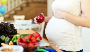 غذا هایی که باید در دوران بارداری اجتناب کرد