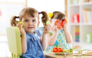 آموزش خوردن غذای سالم به کودکان